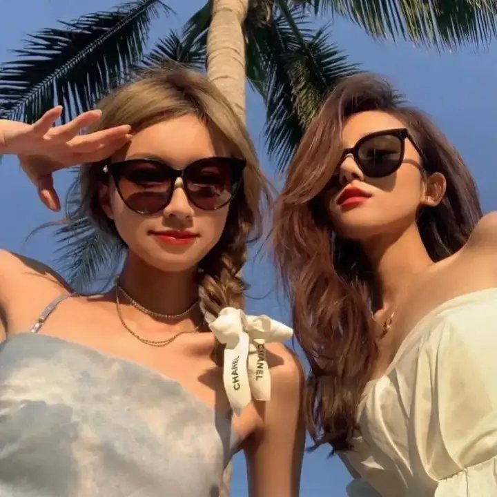 公寓里的两个女人